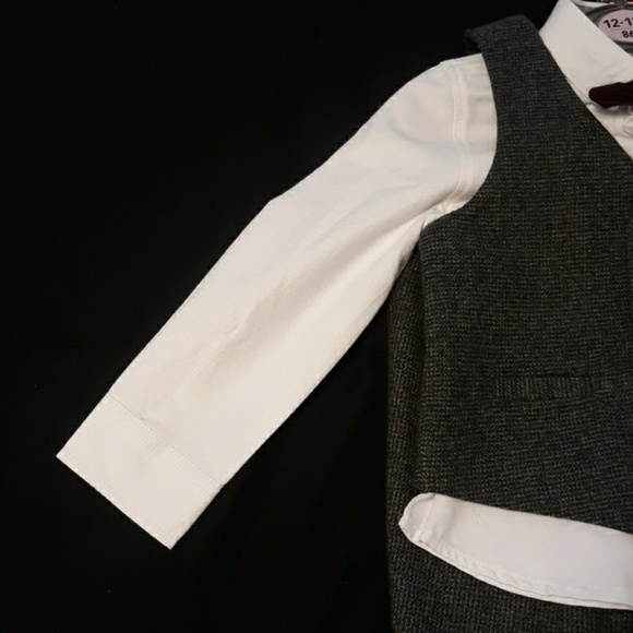 #653 NWT tuxido with bow. Long sleeve. Size:12-18mo - Picture 4 of 5